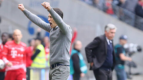 Niko Kovac jubelt, während Carlo Ancelotti im Hintergrund enttäuscht abdreht. Begegnung der beiden Trainer im September 2016.