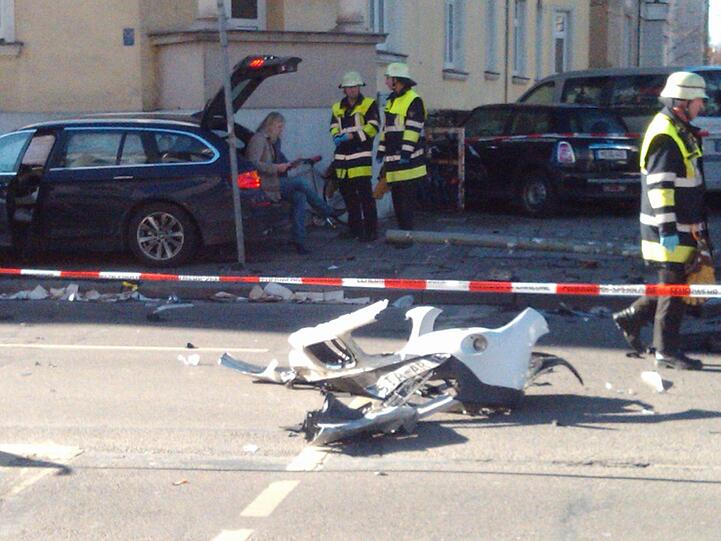 Feuerwehr und Polizei sind vor Ort, sichern die Unfallstelle und machen sich ein Bild vom Unfallhergang.