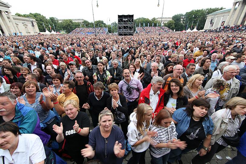 Gute Stimmung trotz Regen: Bei Xavier Naidoo am 23. Juni 2013 sind die Open-Air-Besucher am Königsplatz gut gerüstet.