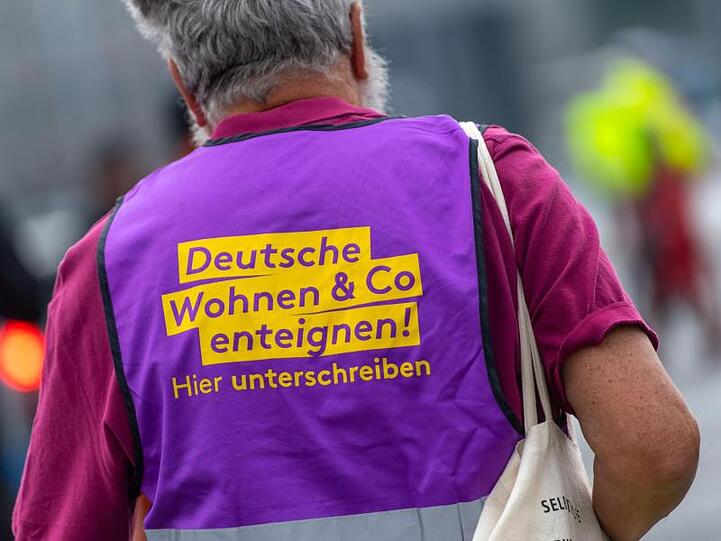 "Deutsche Wohnen Co enteignen!": Die Berliner Bürgerinitiative hat nach eigenen Angaben bisher 77.001 Unterschriften gesammelt.