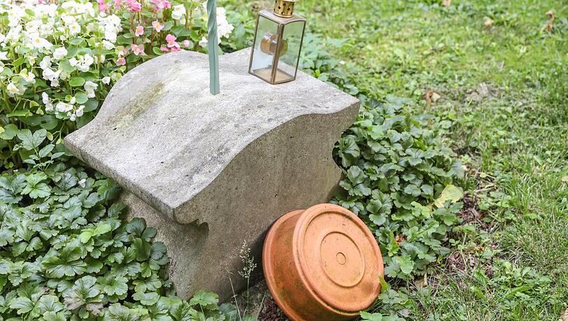 Auch dieser tönerne Untertopf am Winthirfriedhof ist ausgeleert und umgedreht gelagert, damit sich kein Regenwasser darin sammeln kann. Auch dieser tönerne Untertopf am Winthirfriedhof ist ausgeleert und umgedreht gelagert, damit sich kein Regenwasser darin sammeln kann.