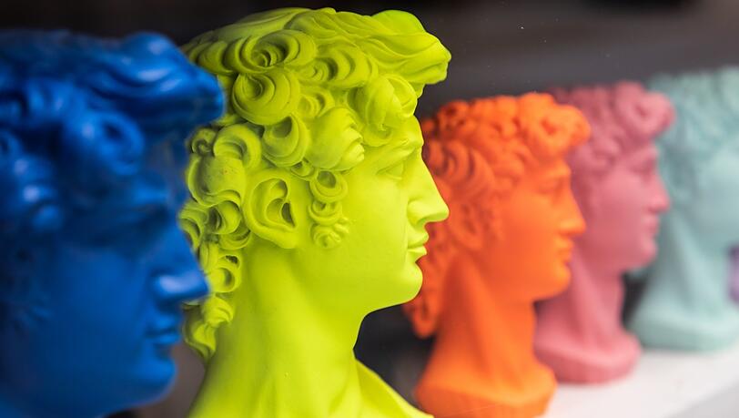 Ein Schönling geht als Kitsch um die Welt: Michelanglos David gibt es in allen Größen und allen Farben.