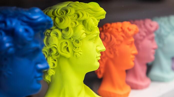 Ein Schönling geht als Kitsch um die Welt: Michelanglos David gibt es in allen Größen und allen Farben.
