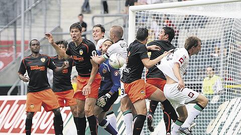 Konfusion in Hildebrands Revier: Der Keeper des FC Valencia sieht nur eine Gladbacher Spielerbrust - sinnbildlich für das 2:4 der Spanier im Test gegen Gladbach. Beim 1. FC Köln will Trainer Christoph Daum (r.) mit dem Transfer von Petit Weitblick beweisen.