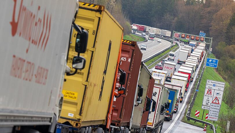 Hunderte Lkw stehen auf der A8 Richtung Süden am Irschenberg wegen der Blockabfertigung in Österreich im Stau. (Archivbild)