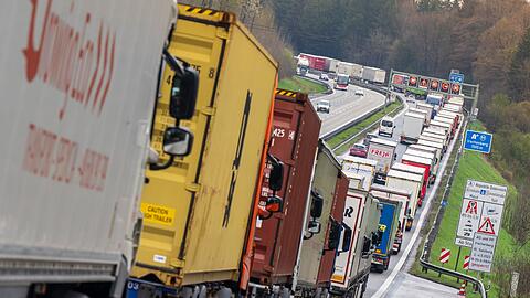 Hunderte Lkw stehen auf der A8 Richtung Süden am Irschenberg wegen der Blockabfertigung in Österreich im Stau. (Archivbild)