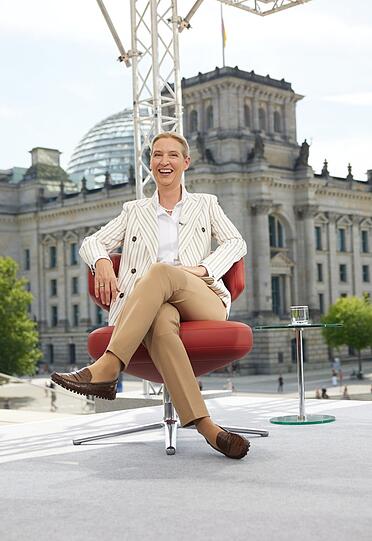 Die AfD-Vorsitzende Alice Weidel wenige Minuten vor dem ARD-Sommerinterview, das durch Trillerpfeifen und Gehupe gestört wurde.