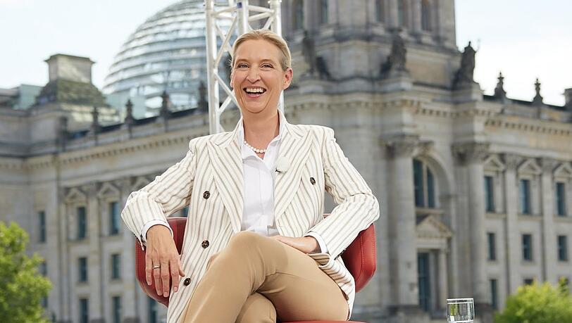 Die AfD-Vorsitzende Alice Weidel wenige Minuten vor dem ARD-Sommerinterview, das durch Trillerpfeifen und Gehupe gestört wurde. Die AfD-Vorsitzende Alice Weidel wenige Minuten vor dem ARD-Sommerinterview, das durch Trillerpfeifen und Gehupe gestört wurde.