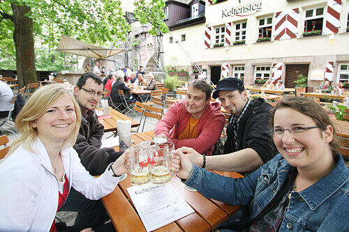 Im Schatten mächtiger Lindenbäume schmeckt das Radler im &bdquo;Kettensteg&ldquo; doppelt so gut.
