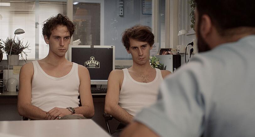 Die "Geschwister Furchtbar" Josef (Emil Belton, links) und Otto (Oskar Belton) sind nicht nur die anstrengendsten Patienten - sondern im wirklichen Leben auch die Macher der Serie. Die Br&uuml;der schreiben, spielen, f&uuml;hren Regie und schneiden selbst, was im deutschen Fernsehen selten ist.