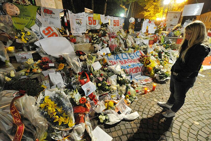 Eine junge Frau steht vor dem Meer aus Blumen in Coriano, dem HEimatdorf Simoncellis.