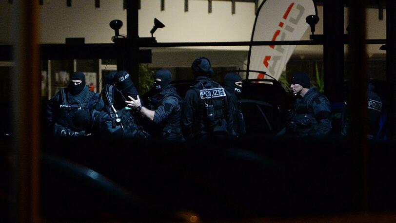 Nervenkrieg in Freiburg! Ein bewaffneter Mann hatte sich in einem Schnellimbiß zusammen mit zwölf Menschen verschanzt.