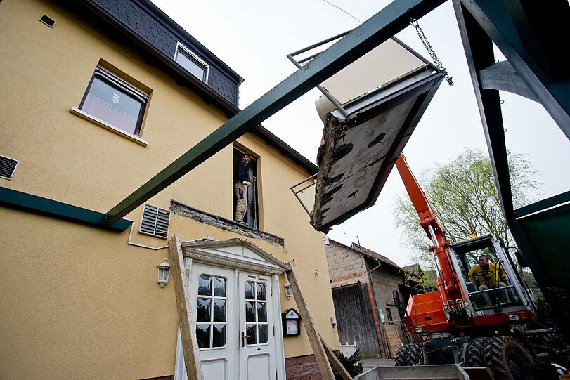 In Faulbach löste sich während einer Familienfeier ein Balkon von einer Hauswand. Die Bilder.