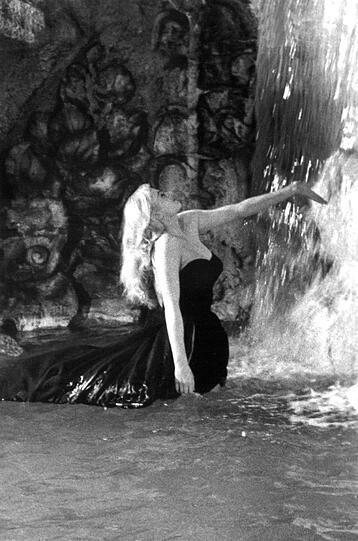 Anita Ekbergs Bad im römischen Trevi-Brunnen in Federico Fellinis &bdquo;La Dolce Vita&ldquo;.