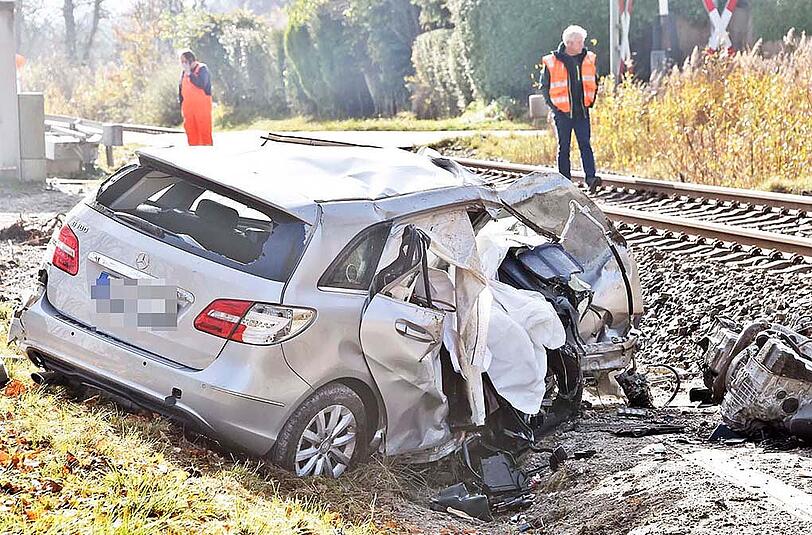 Der Regionalzug rammte den Wagen, als dieser gerade die Gleise überquerte. Beide Insassen starben noch am Unfallort.