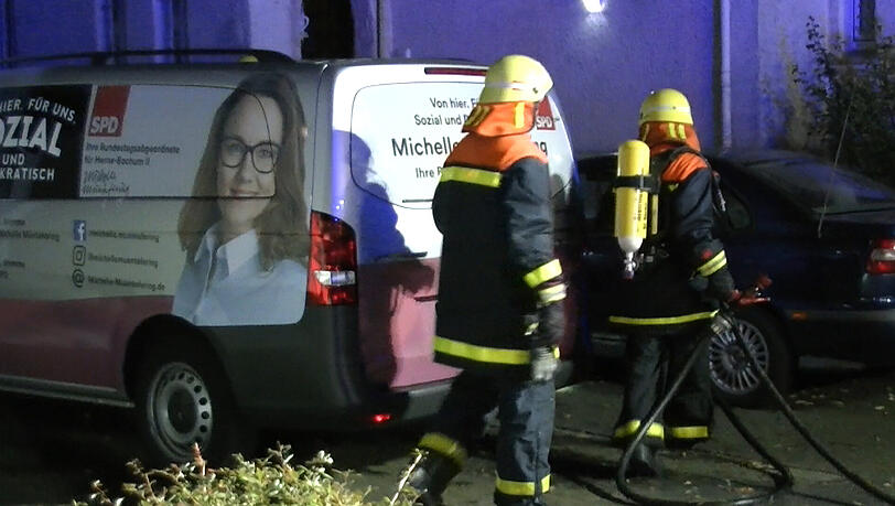 Feuerwehrleute in Herne neben einem Lieferwagen mit Werbeaufdrucken für die Abgeordnete Michelle Müntefering. Feuerwehrleute in Herne neben einem Lieferwagen mit Werbeaufdrucken für die Abgeordnete Michelle Müntefering.
