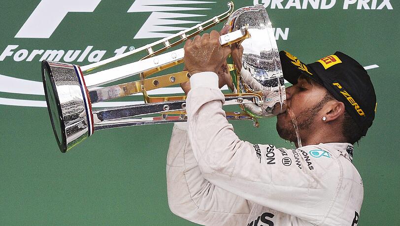 Lewis Hamilton: Nimmt er am Sonntag als Formel-1-Weltmeister den ganz großen Schluck aus dem Pokal? Lewis Hamilton: Nimmt er am Sonntag als Formel-1-Weltmeister den ganz großen Schluck aus dem Pokal?