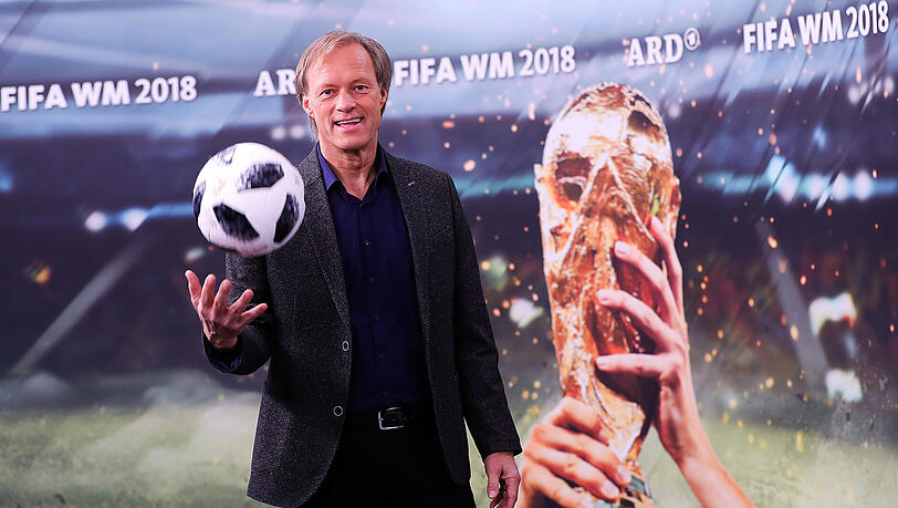 "Der Fußball verbindet die Menschen, egal in welchem Land", sagt ARD-Moderator Gerhard Delling zur WM in Russland. "Der Fußball verbindet die Menschen, egal in welchem Land", sagt ARD-Moderator Gerhard Delling zur WM in Russland.
