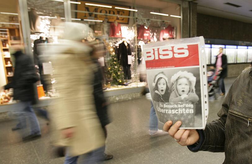 Der "Biss"-Verkäufer wurde von einem ehemaligen Kollegen geschlagen und getreten. (Archivbild)