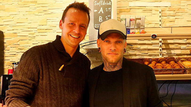 Drei wichtige Elemente des "For Friends": Gründer Alexander Vesely (l.), Mitarbeiter Alex und frische Zimtschnecken.