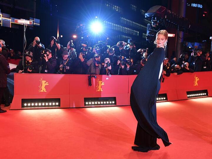 Model Toni Garrn wirft sich in Pose.