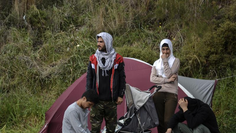 Migranten ruhen vor einem Zelt im Dorf Petra auf der nordöstlichen Ägäisinsel Lesbos in Griechenland. Migranten ruhen vor einem Zelt im Dorf Petra auf der nordöstlichen Ägäisinsel Lesbos in Griechenland.