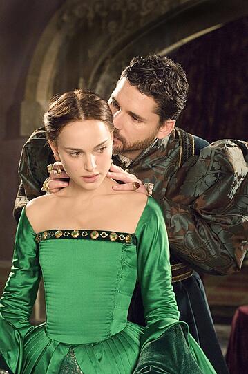 In "Die Schwester der Königin" (2003) spielt Natalie Portman Anne Boleyn, Eric Bana ist Heinrich VIII.