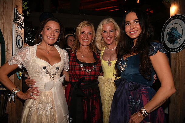 Simone Ballack (l-r), Dagmar Wöhrl, Astrid Söll und Rafaella Nussbaum beim Almauftrieb 2024. Simone Ballack (l-r), Dagmar Wöhrl, Astrid Söll und Rafaella Nussbaum beim Almauftrieb 2024.
