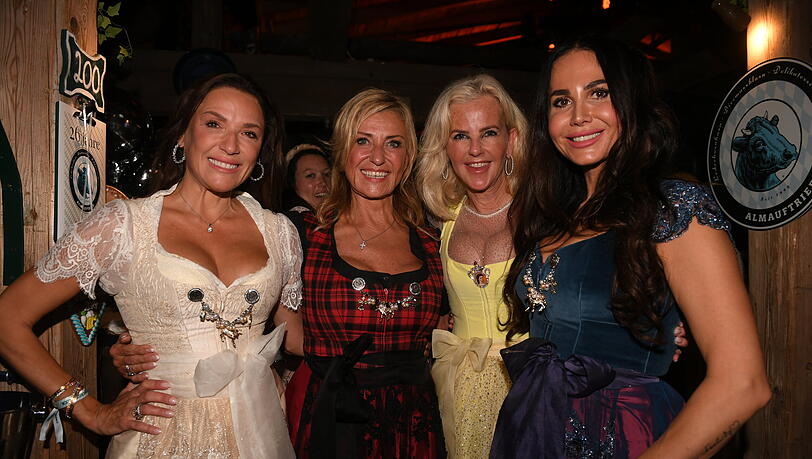 Simone Ballack (l-r), Dagmar Wöhrl, Astrid Söll und Rafaella Nussbaum beim Almauftrieb 2024. Simone Ballack (l-r), Dagmar Wöhrl, Astrid Söll und Rafaella Nussbaum beim Almauftrieb 2024.