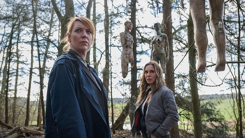 "Polizeiruf 110: Böse geboren": Melly (Lina Beckmann, l.) und Katrin (Anneke Kim Sarnau) finden zerschossene Schaufensterpuppen im Wald.
