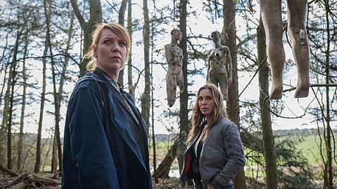 "Polizeiruf 110: Böse geboren": Melly (Lina Beckmann, l.) und Katrin (Anneke Kim Sarnau) finden zerschossene Schaufensterpuppen im Wald.