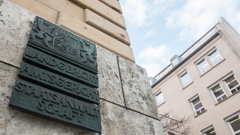 In der Oberpfalz soll ein Mann seine Ehefrau aus dem Fenster gestürzt haben, weil sie die Trennung wollte. (Archivfoto)