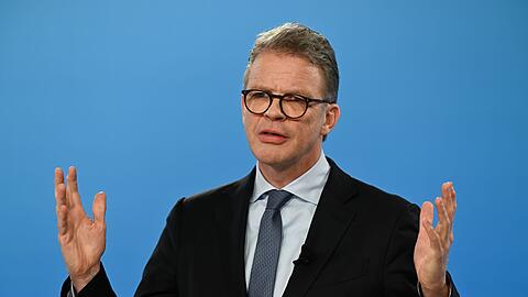 Deutsche-Bank-Chef Christian Sewing sieht seine Jahresziele in greifbarer Nähe. (Archivbild)