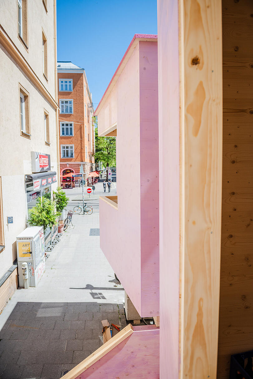 Das "Zuhaus" ist auch so gestaltet, dass man ganz neue Blicke auf den Bordeauxplatz und die W&ouml;rthstra&szlig;e erhaschen kann.