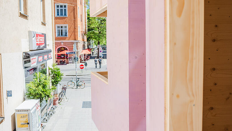 Das "Zuhaus" ist auch so gestaltet, dass man ganz neue Blicke auf den Bordeauxplatz und die Wörthstraße erhaschen kann. Das "Zuhaus" ist auch so gestaltet, dass man ganz neue Blicke auf den Bordeauxplatz und die Wörthstraße erhaschen kann.