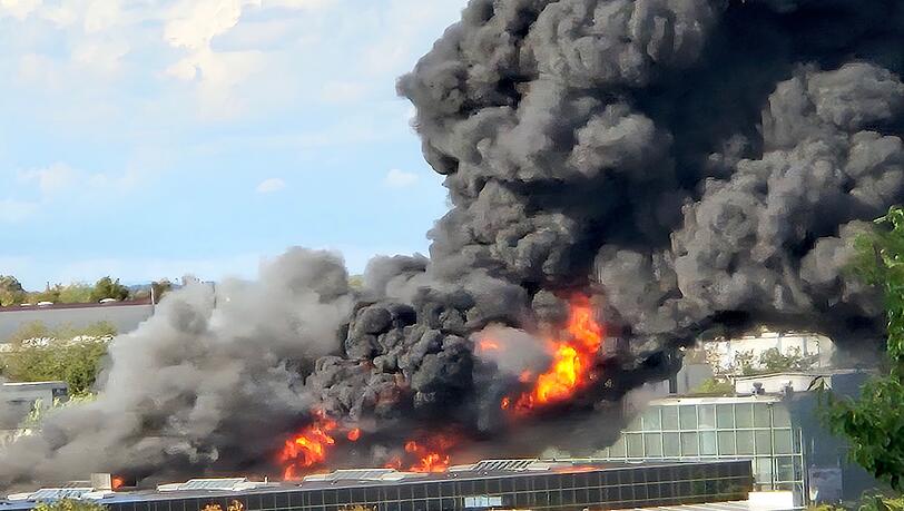 Das Feuer brach am Nachmittag aus. Das Feuer brach am Nachmittag aus.