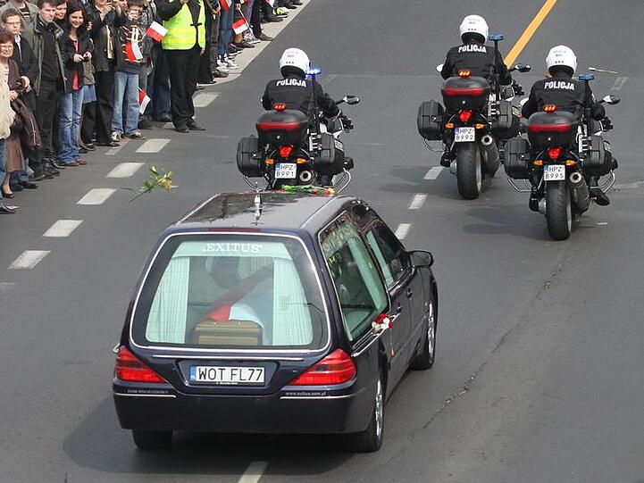 Der Leichenwagen mit dem Sarg von Maria Kaczynska auf dem Weg zum Präsidentenpalast.
