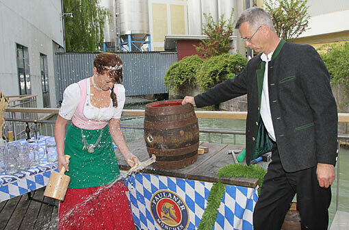 Barbara Hostmann ist die offizielle Bayerische Bierkönigin. Als solche muss sie auch anzapfen können. Am Freitag machte sie einen Crash-Kurs. Die Bilder.