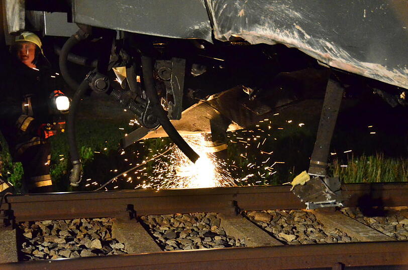 Eine Regionalbahn hat in Massing (Landkreis Rottal-Inn) ein Auto erfasst und in eine Wiese geschleudert. Bei dem Unfall am Montagabend wurden die 55-jährige Autofahrerin und ihre 72-jährige Beifahrerin schwer verletzt, wie die Polizei in Eggenfelden mitteilte. Sehen Sie hier die Bilder von der Unfallstelle.