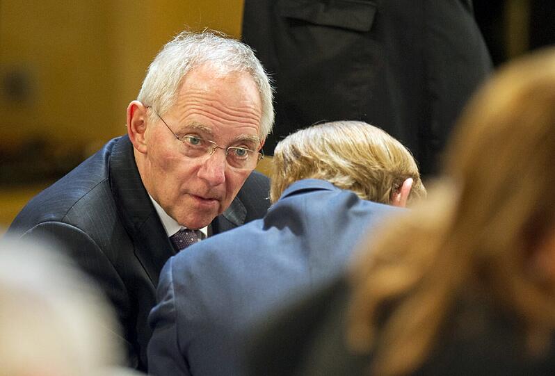 Bundesfinanzminister Wolfgang Schäuble (CDU) ist ins Gespräch vertieft.