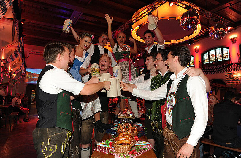 Oktoberfest-Party ohne Sperrstunde: ausgelassene Stimmung im Wiesnzelt am Stiglmaierplatz.