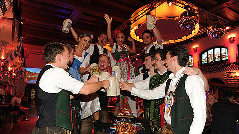 Oktoberfest-Party ohne Sperrstunde: ausgelassene Stimmung im Wiesnzelt am Stiglmaierplatz.