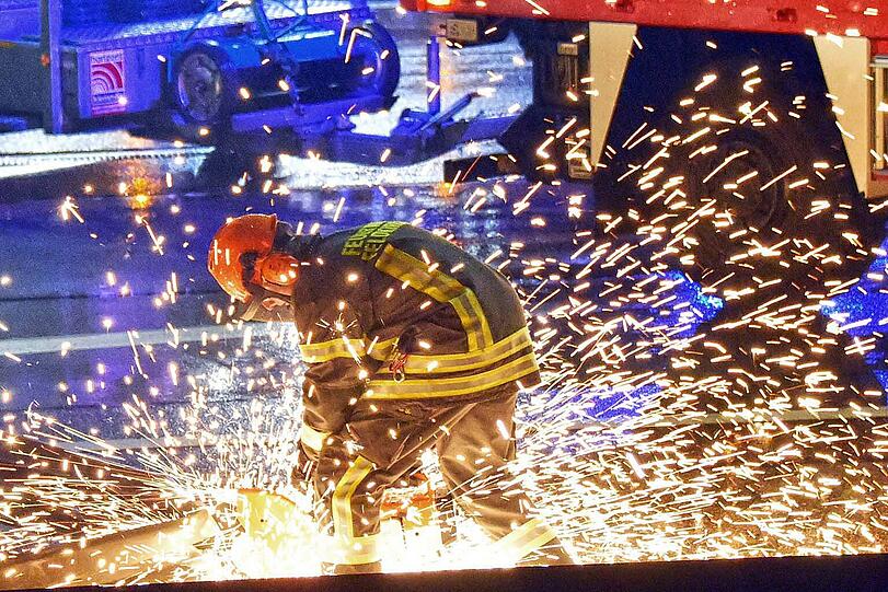 Der LKW schlitterte über die Fahrbahn und stellte sich quer. Die Leitplanke musste abgeflext werden.
