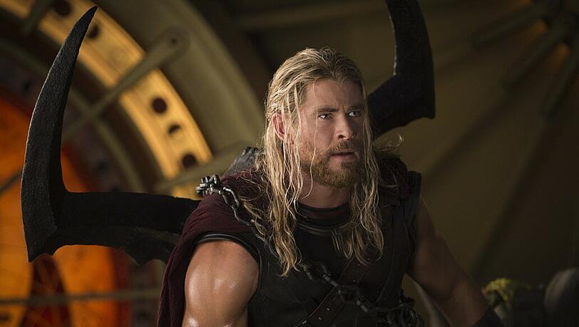 Da sind die Haare noch dran: Thor (Chris Hemsworth) hat mal wieder ein Monster besiegt.