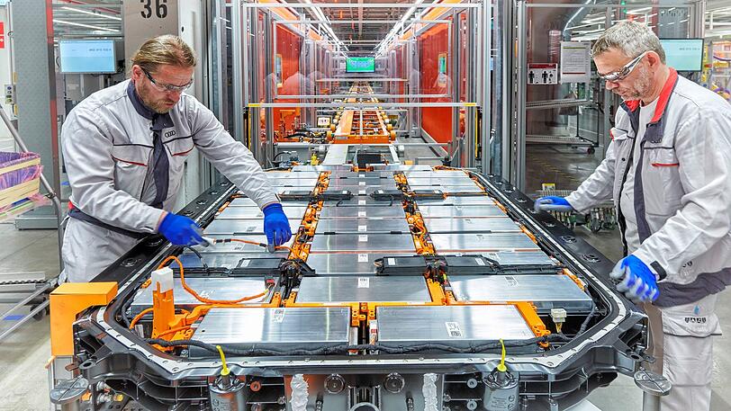 Mehr als 700 Kilogramm wiegt die Batterie im e-tron.