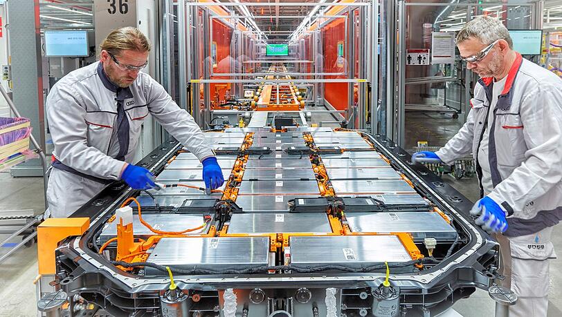 Mehr als 700 Kilogramm wiegt die Batterie im e-tron. Mehr als 700 Kilogramm wiegt die Batterie im e-tron.