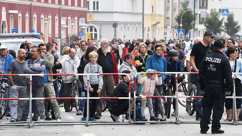Zahlreiche Schaulustige versammelten sich.