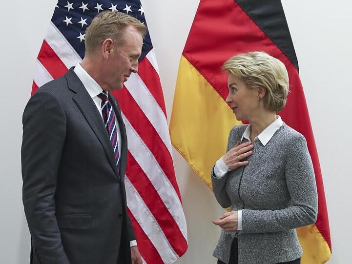 Bundesverteidigungsministerin Ursula von der Leyen im Gespräch mit dem amtierenden US-Verteidigungsminister Patrick Shanahan.