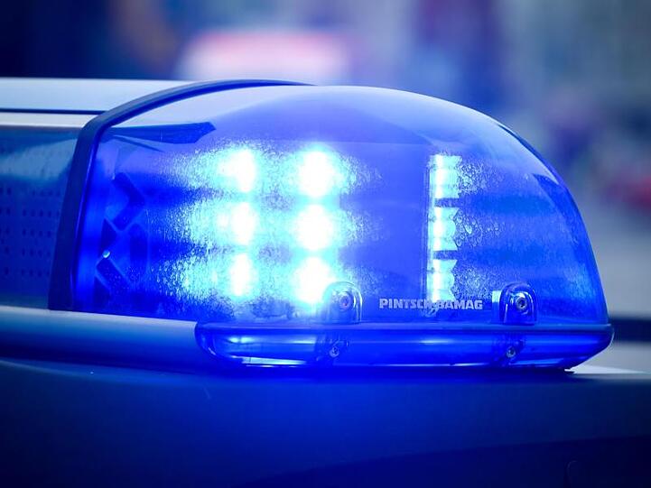 Das Blaulicht an einem Polizeiauto. (Symbolbild)
