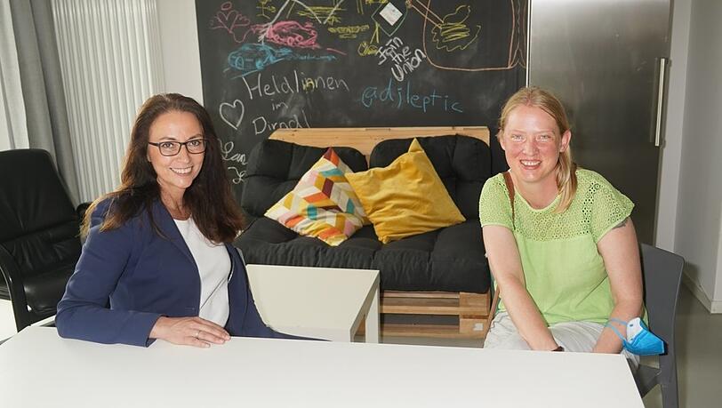 Yasmin Fahimi (l.) mit Simone Burger im Wohnheim.
